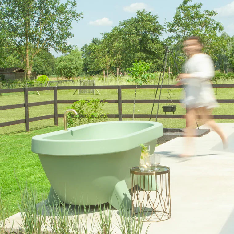 🛁 Luxury Outdoor Bath – 350L Garden Spa ☀️💦